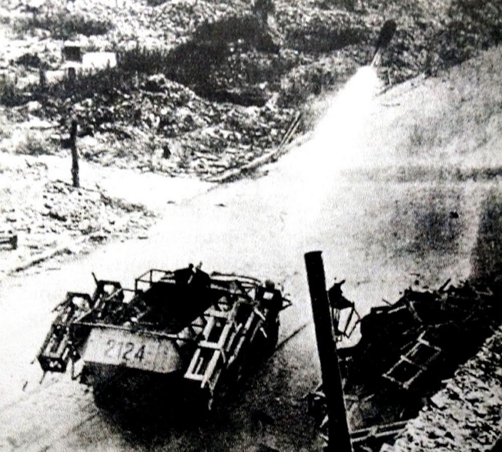 1944年8月13日，波兰华沙诺沃里普基地区，一辆德军的251/1 C型火箭发射车正在发射火箭弹炮击老城区。注意火箭弹发射时，车上人员已全部撤离。