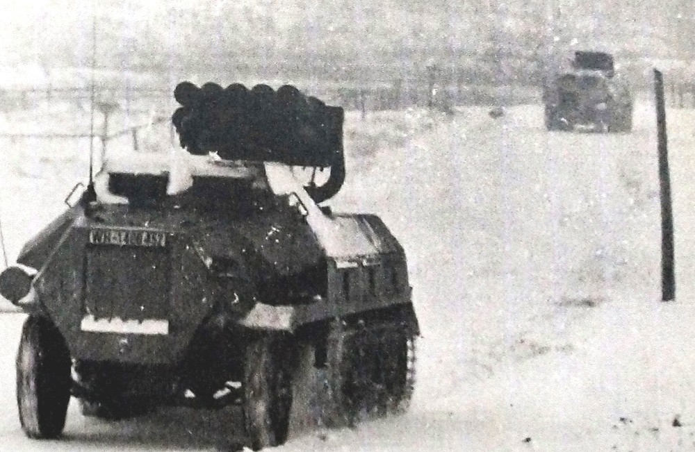 一队德军Sd.Kfz.4/1半履带装甲火箭炮车正在进行战术转移，为了躲避空袭和对方炮火的反击，火箭炮车每发射一次，就会马上从原发射阵地转移到命令下达的新发射阵地。
