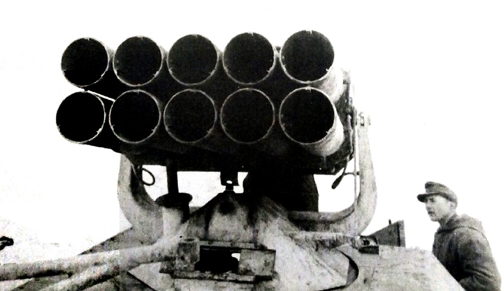 安装在德军Sd.Kfz.4/1半履带装甲火箭炮车上的42型150毫米火箭炮，实战证明，150毫米火箭炮在对付集群进攻与摧毁火力点上是十分有效的。