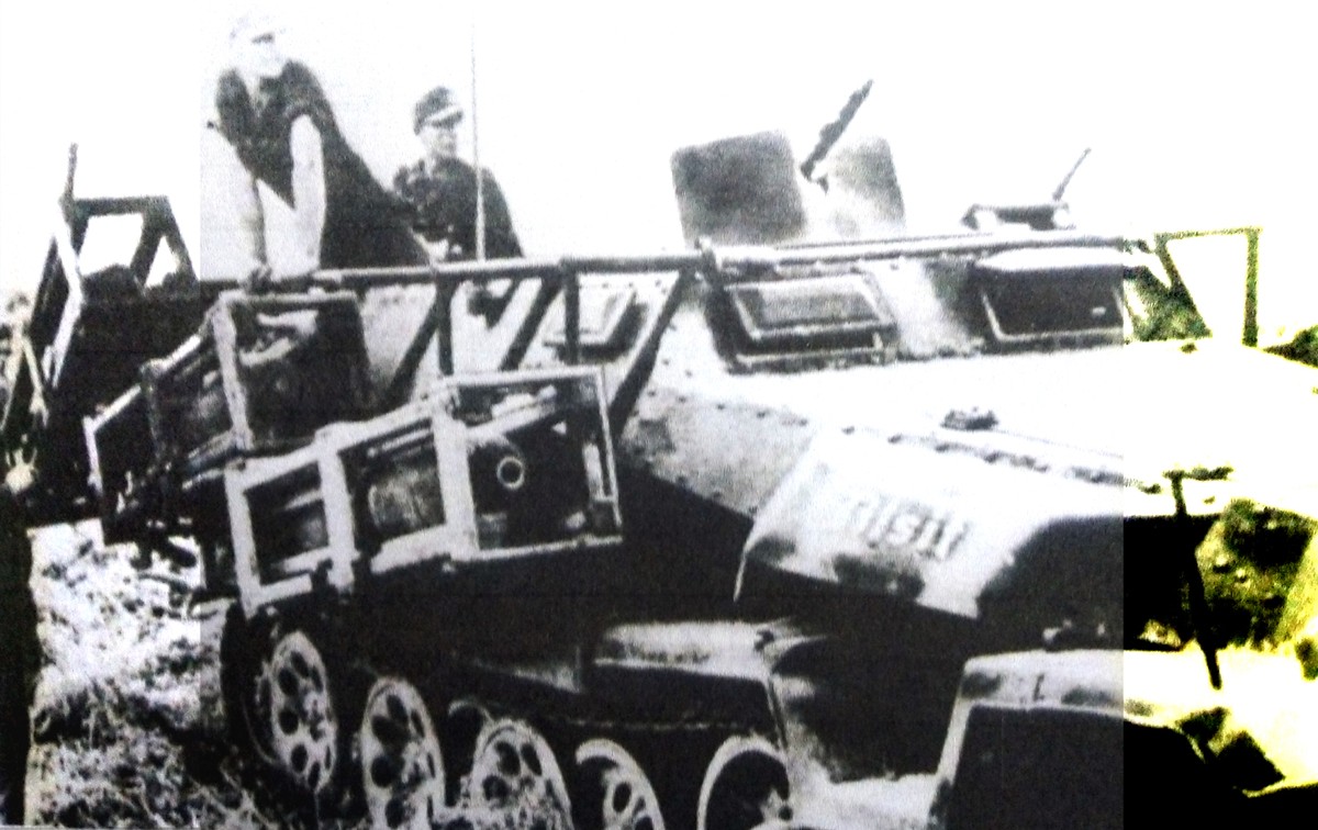 1944年夏天，东线战场，德国某武装党卫军装甲师的一辆251/1 C型半履带装甲火箭炮车。注意该炮车已装上火箭弹，车上已换上MG42型机枪。