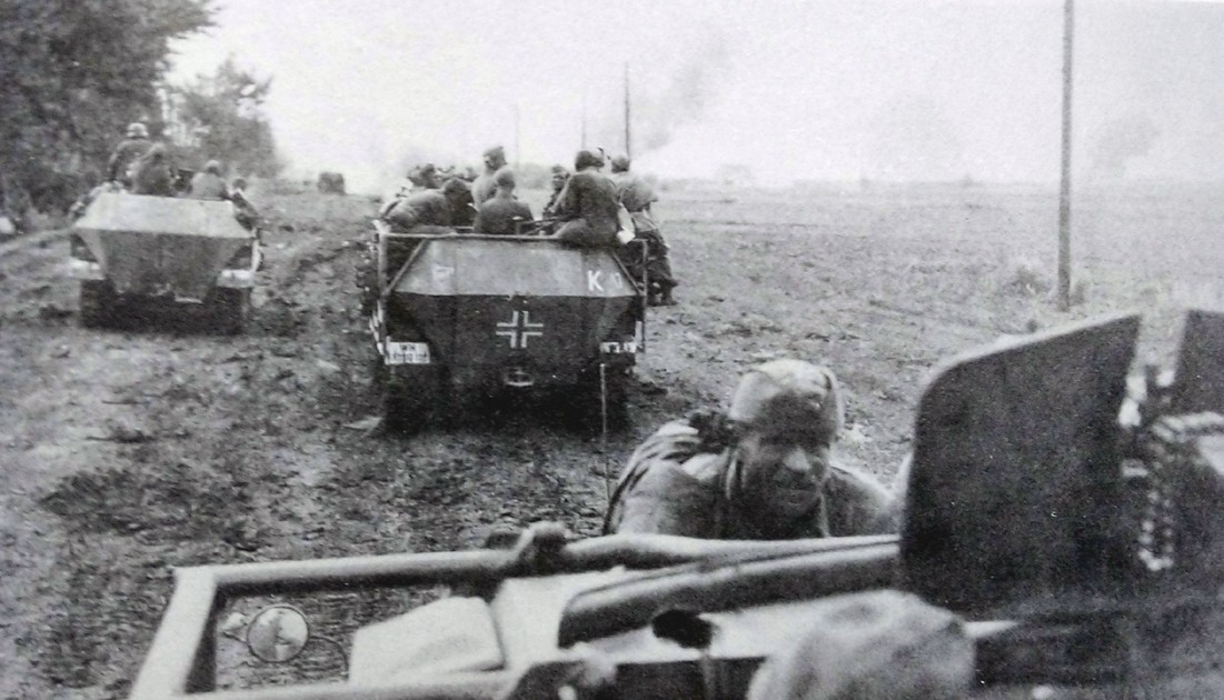 1941年东线苏联战场,一队隶属德军「克莱斯特」装甲掷弹兵团的Sd.Kfz.251/1 Ausf.A型半履带装甲运兵车,车上载着一些被俘的苏军士兵。