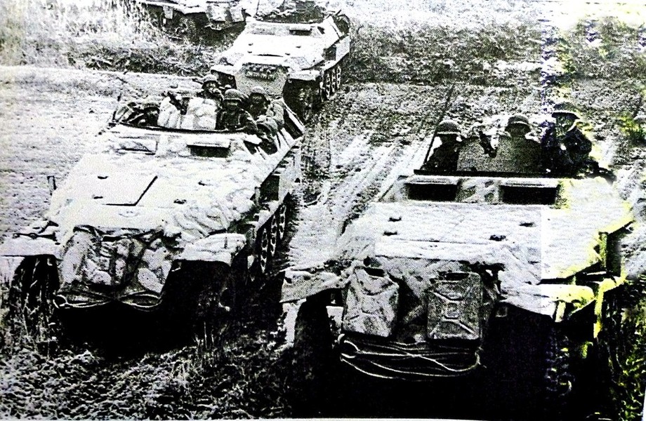 1942年夏天,东线战场,一队行驶在苏联泥泞路上的德军未明单位Sd.Kfz.251/1 Ausf.C型半履带装甲运兵车。由于装甲车后置履带,所以不会轻易陷入泥泞中,在东线,正是这些数量甚多的半履带装甲运兵车,使德军能在苏联状况不佳的道路和天气下实施闪击战。