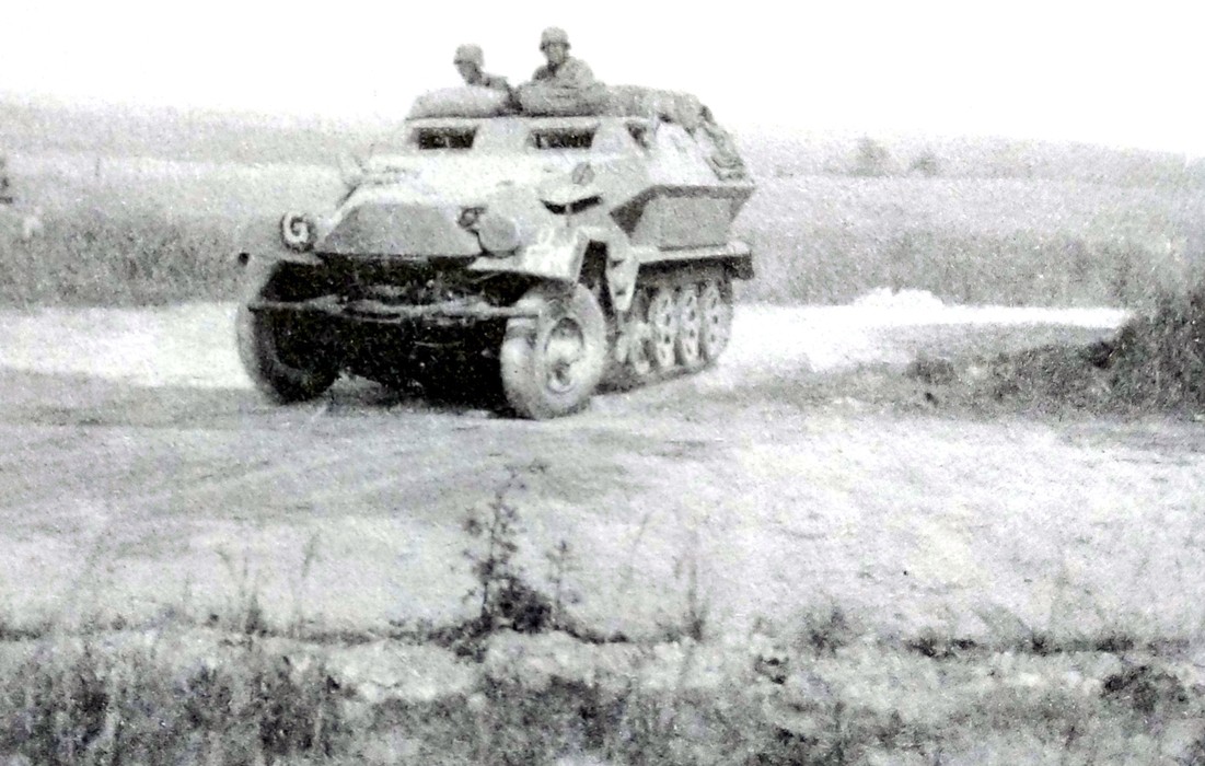 1943年东线苏联战场,一辆德军的Sd.Kfz.251/1 Ausf.C型半履带装甲运兵车正向前线开进。为了防备游击队的袭击,该车车厢四周还围上了沙袋加强防护。