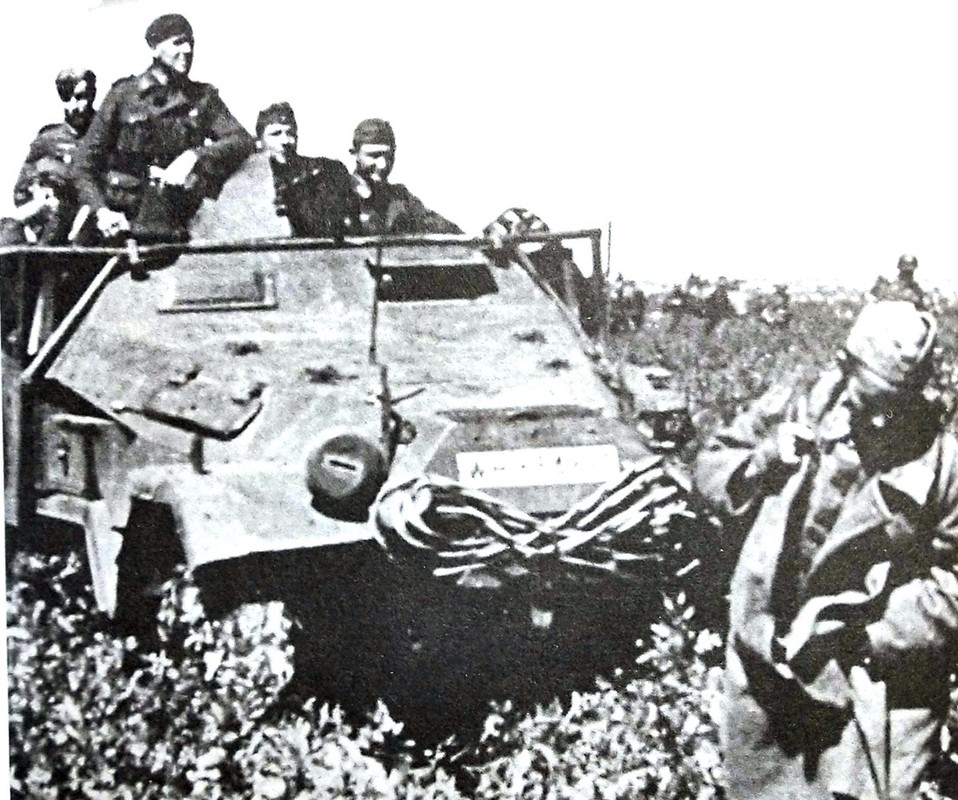 1942年夏天,东线苏联战场地区,德军一辆Sd.Kfz.251/1 Ausf.B型半履带装甲运兵车正行进在乌克兰大草原上,车前还有一名被俘的苏军士兵。