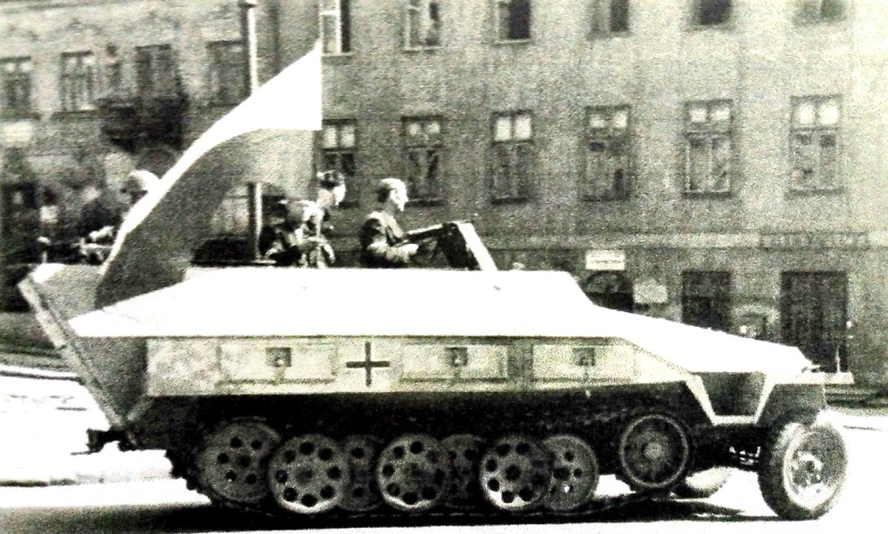 1944年8月,东线战场波兰,隶属德国武装党卫军第5「维京」师的一辆Sd.Kfz.251/1 Ausf.D型半履带装甲运兵车正从华沙街道上快速驶过。