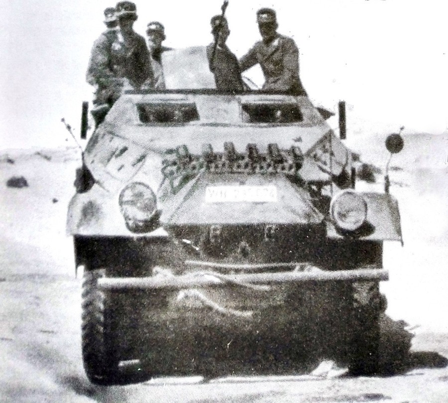 1941年底,非洲战场,行驶在利比亚沙漠上的一辆Sd.Kfz.251/1 Ausf.B型半履带装甲运兵车。注意:这辆车的前置机枪已换为一挺PzB39型反坦克枪,该枪虽然无法对付英国的坦克,但对英国的装甲车却有很大的威胁。注:在一些251/1装甲运兵车上,为了能对付敌方的轻装甲车,德军会将前置机枪更换为PzB39型反坦克枪。而在东线服役的一些251/1装甲运兵车,更是会将缴获的苏军PTRD反坦克枪换上,此枪威力更大,可在100米距离击穿40毫米厚的防护钢板。