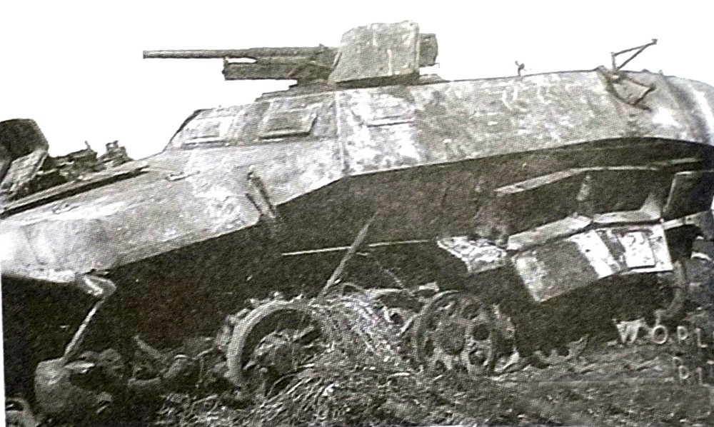 1944年6月,东线苏联战场白俄罗斯地区,被苏军击毁的一辆德军251/10中型半履带装甲炮车(C型车体)。