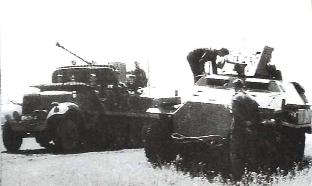 1942年6月,东线苏联南部战场,一辆向斯大林格勒挺进的德军251/10中型半履带装甲炮车正停下检查。旁边是一辆Sd.Kfz.6自行高射炮车,车上装有37毫米高射炮,为行进的车队提供防空保护。