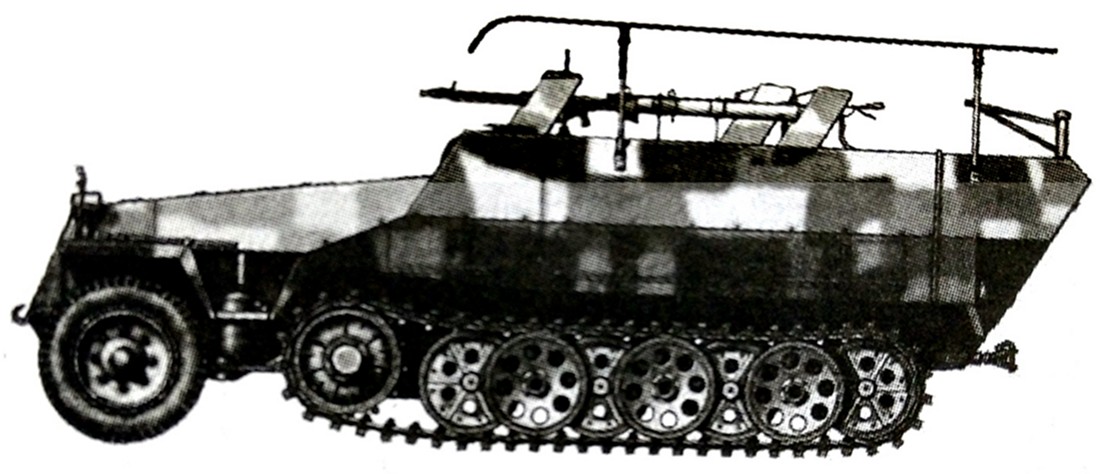 二战末期德军的一辆Sd.Kfz.251/16半履带装甲喷火车,但车上已安装了大功率电台的框形天线,可见该喷火车已改装为通讯车,原车内部的喷火装置应已拆除,虽然仍保留有前置的火焰喷射器,但是已不起作用。