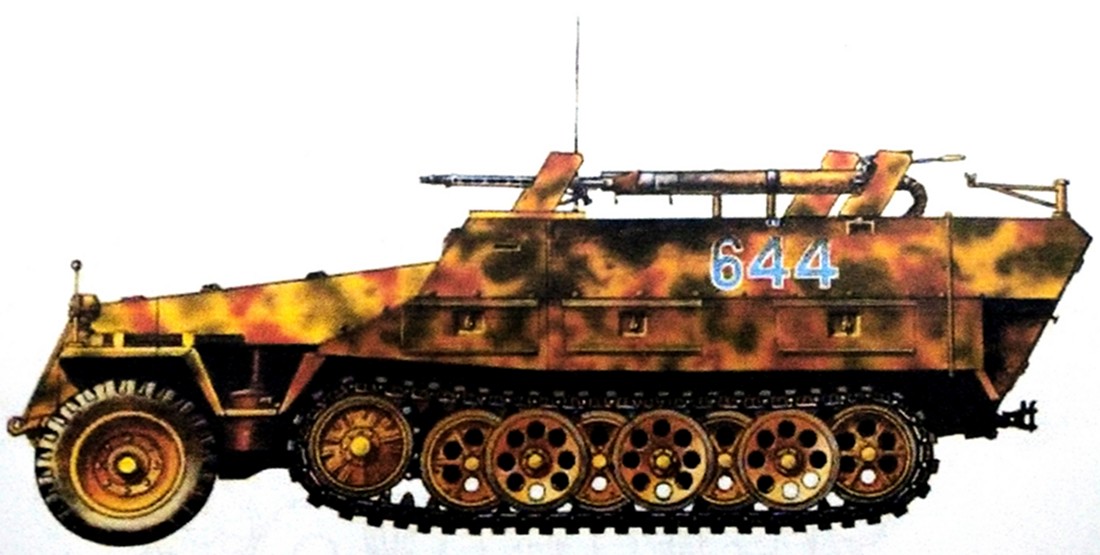 1944年8月,东线战场波兰地区,一辆隶属德国武装党卫军第5「维京」装甲师、采用251 D型车体改装的Sd.Kfz.251/16 Ausf.D半履带装甲喷火车。