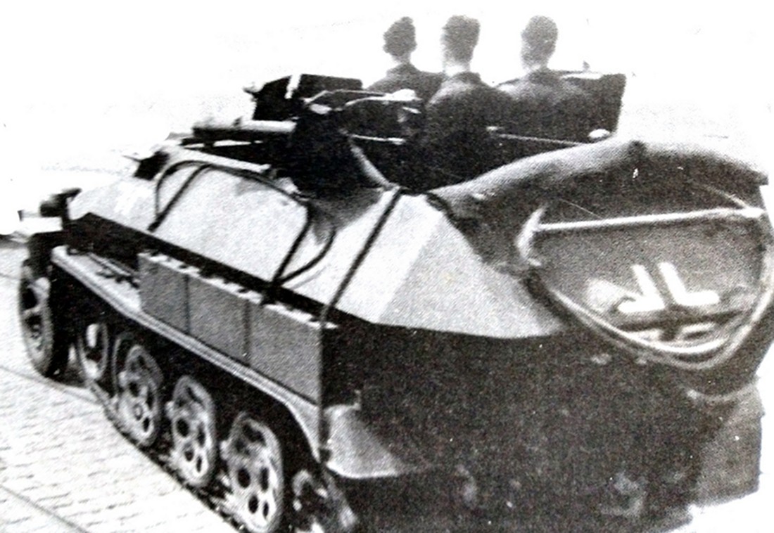 一辆行进中的Sd.Kfz.251/16 Ausf.C半履带装甲喷火车,图中可见车厢前方左右两支14毫米火焰喷射器并不是并列安装,而是呈错开位置的,车后还挂着一支7毫米喷火枪。