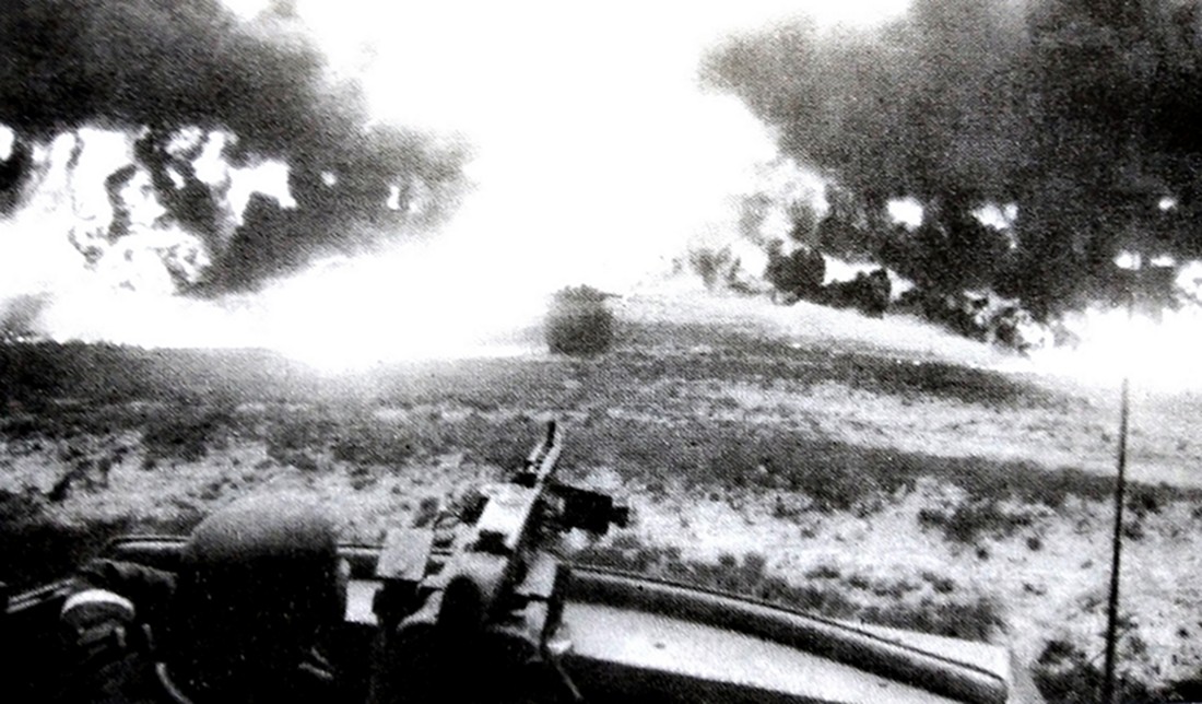 东线苏联战场上,一辆德军Sd.Kfz.251/16半履带装甲喷火车正在作战,两支火焰喷射器正在左右喷火(两支喷火器同时喷火时,火焰射程会减少为30~35米)。另外,图片中架有一挺7.92毫米MG42型重机枪的是251/1装甲运兵车。