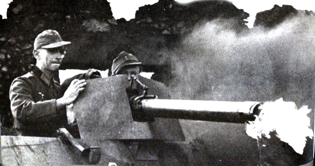 一辆德军Sd.Kfz.251/16 Ausf.C半履带装甲喷火车的14毫米火焰喷射器正在发射喷火,操纵喷火器的士兵仍然穿着普通的军装,并没有按规定穿上防火服。