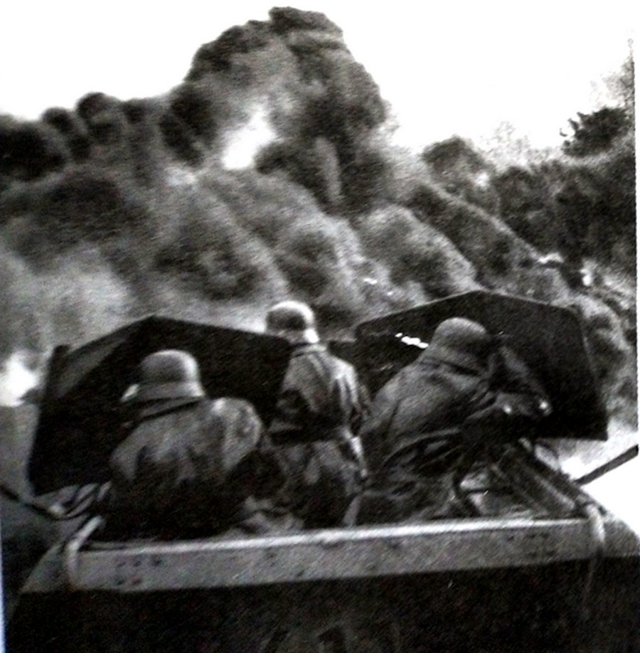 一辆德军Sd.Kfz.251/16 Ausf.C半履带装甲喷火车的喷火器操纵士兵正在防盾内击发喷火器,两支14毫米火焰喷射器一齐发射,火焰基本可将前方30米左右的目标完全覆盖。