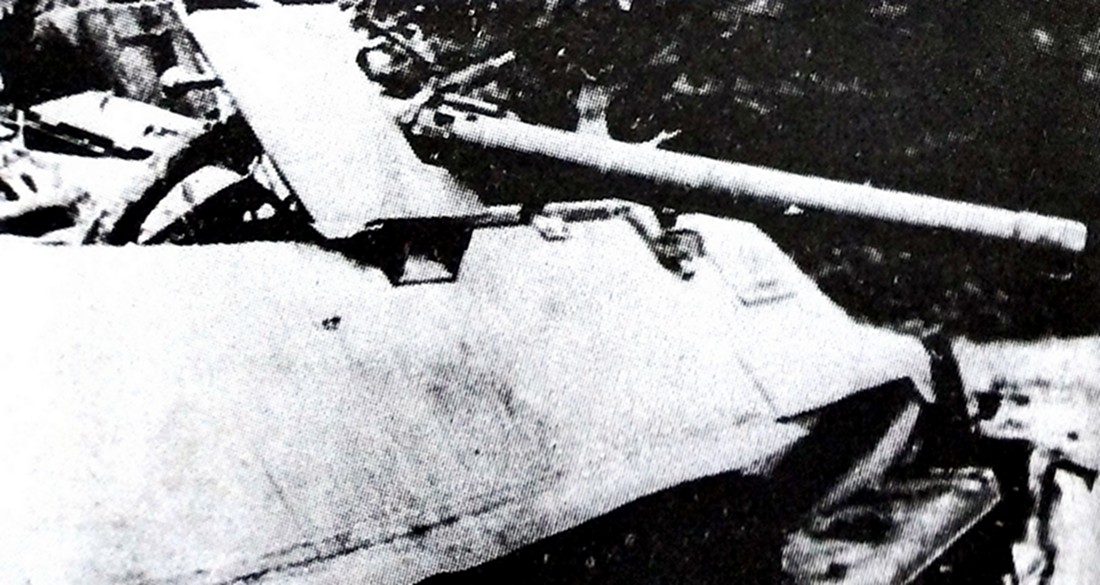 在战场上被击毁的一辆德军Sd.Kfz.251/16 Ausf.C半履带装甲喷火车,所幸未击中车厢内燃油喷火系统,否则车子会燃烧爆炸,车上人员也会尸骨全无。