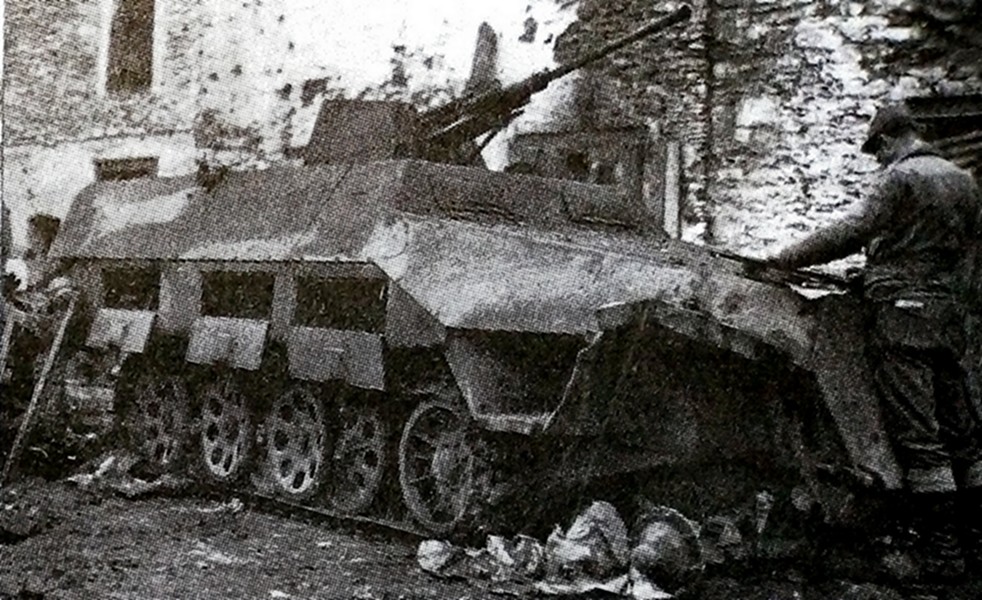 1944年,西线战场阿登反击战,一辆被盟军地面炮火摧毁的德军半履带251/17 D型防空机关炮车。该型炮车在1944年才装备德军,尽管数量不多,但都曾在东线与西线战场上作战;改装机关炮后,作地面火力支援比作防空作战还要多。