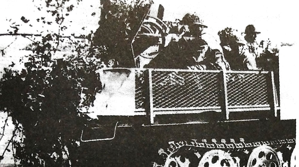 1944年秋天,西线战场,一辆正在作火力支援的德军3吨半履带251/17型防空炮车。该型炮车装甲防护薄弱,在盟军飞机袭击中,不但起不到防空作用,还常常被击毁,战场上生存能力严重不足。注意该车车厢的网格状侧板可放下,在对空战斗时使防空炮能360°转动射击。