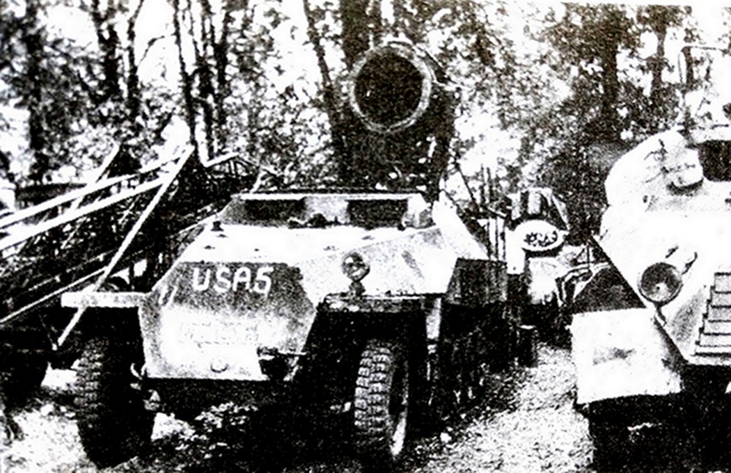 1945年春,西线德国战场,被美军缴获的德军一辆Sd.Kfz.251/20半履带装甲红外辅助投光车。