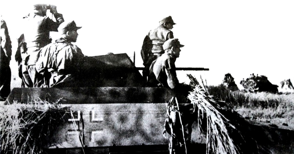 战场上的一辆德军Sd.Kfz.251/21型半履带装甲自行防空炮车,车长正在作对空观察。