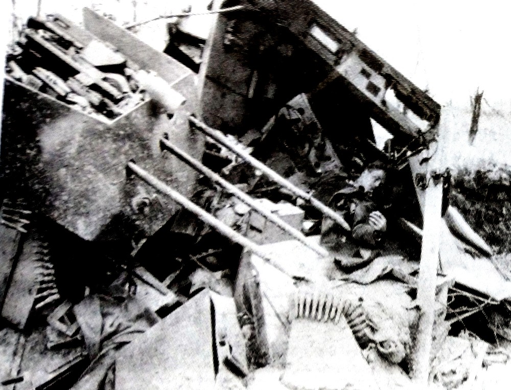 1944年阿登反击战中,被盟军攻击机击毁的一辆德军量产型Sd.Kfz.251/21 Flak D半履带装甲自行防空炮车,炮车已完全炸毁,车厢内还有一名被炸死的德军车组成员。