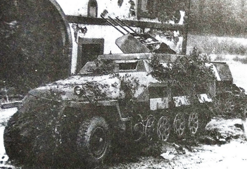 1945年西线战场,一辆被德军遗弃的量产型Sd.Kfz.251/21 Flak D半履带装甲自行防空炮车。