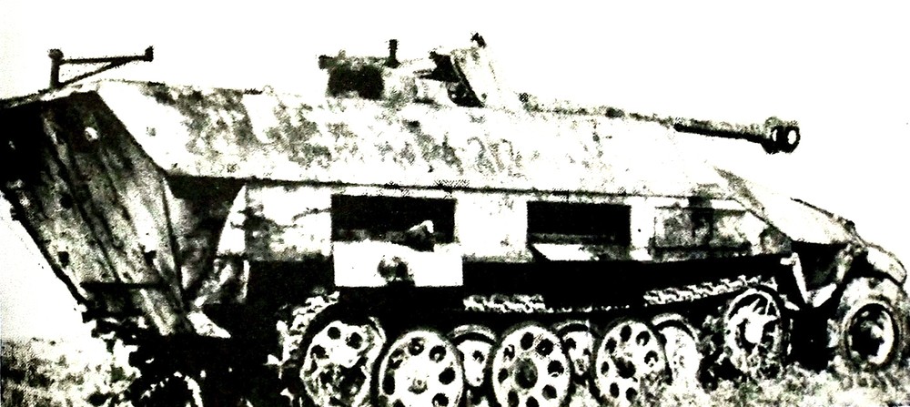 1945年,德国地区,被击毁后被德军遗弃的一辆251/22 Ausf.D半履带装甲反坦克炮车。