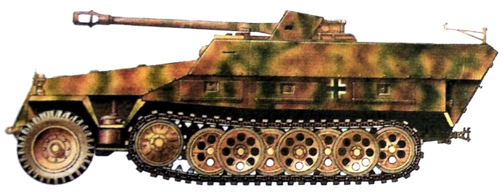 1945年5月,波希米亚地区,一辆德军不明单位的251/22 Ausf.D半履带装甲反坦克炮车,注意该车车身涂的是标准三色迷彩伪装。