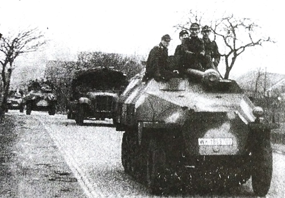 1945年初,德军251/22 Ausf.D半履带装甲反坦克炮车正与大部队一起开往前线。