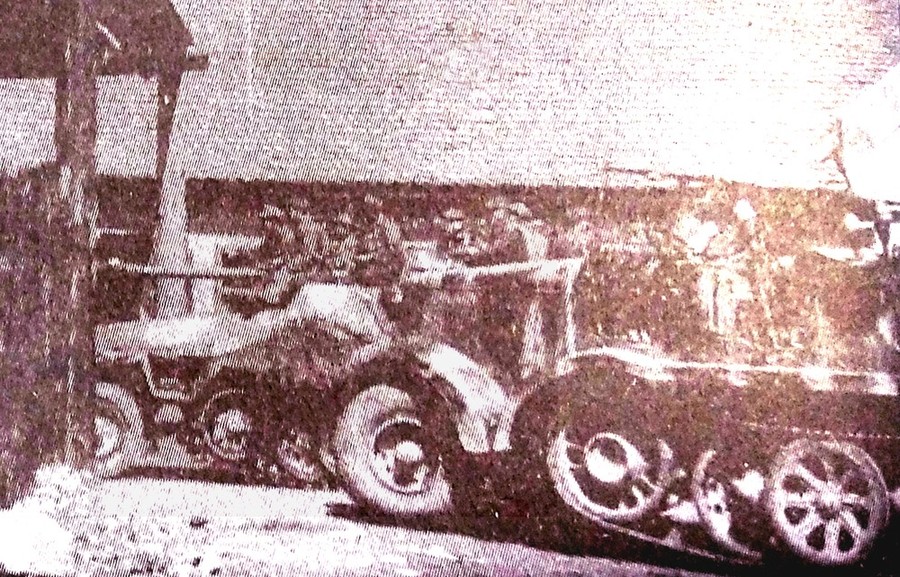 1945年初,德军一辆251/22 Ausf.D半履带装甲反坦克炮车与一辆Sd.Kfz.9半履带重型装甲运输车向前线开进。