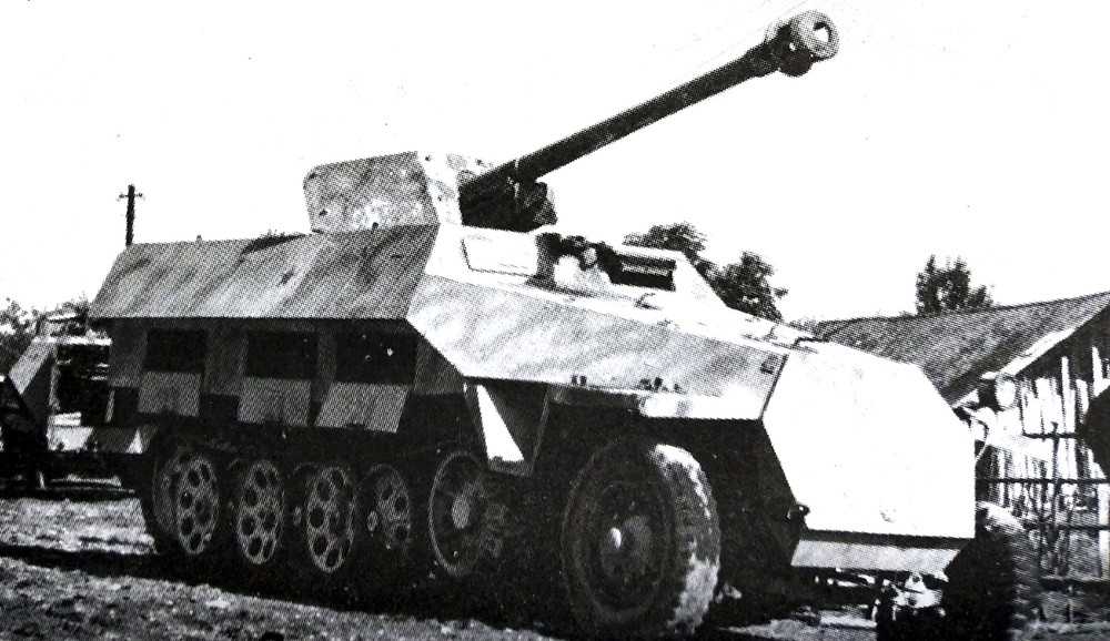 1945年,德军仍希望依靠更多的反坦克武器来对抗苏军和盟军的攻势,但也只是作垂死挣扎而已,此图是德军战败遗弃的一辆251/22 Ausf.D半履带装甲反坦克炮车。