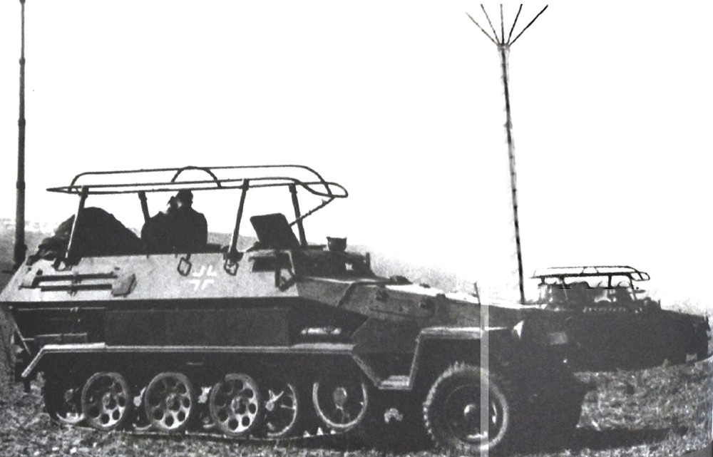 1941年春天,入侵巴尔干地区的德军2辆Sd.Kfz.251/3(Ausf.B型车体)Ⅳ型半履带装甲通讯指挥车。该型车有强大的通讯设备,车厢除安装有框形天线外,车后还有一条可伸缩的9米高柱状星形天线。