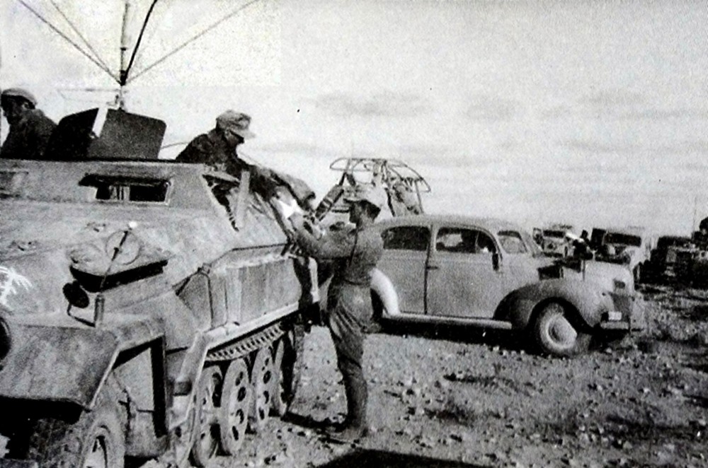1941年5月,北非战场上德军一辆Sd.Kfz.251/3 Ⅴ型半履带装甲通讯指挥车。该车安装的是带中心线的发散星形天线。