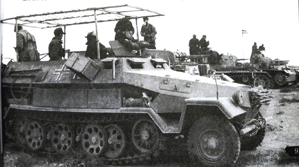 北非战场上德军一辆Sd.Kfz.251/3 Ⅴ型半履带装甲通讯指挥车。该车将天线改装为网状框架天线。