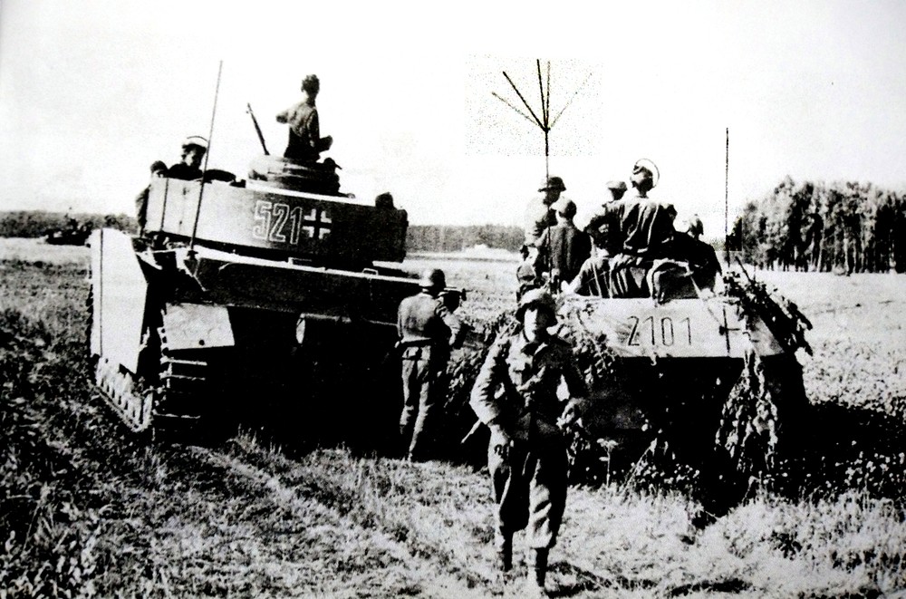 1944年,德军一辆德军Ⅳ号J型坦克护卫着一辆Sd.Kfz.251/3(Ausf.C型车体)Ⅴ型半履带装甲通讯指挥车。可能该车是德军某级指挥部较重要的通讯指挥中心,因此车外还有德军在四周守卫。