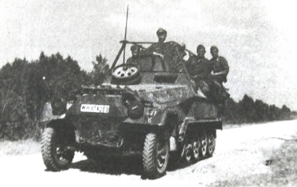 1941年夏天,东线苏联战场,隶属德军第8装甲师的一辆Sd.Kfz.251/3(Ausf.B型车体)Ⅰ型半履带装甲通讯指挥车。与其它型号的通讯指挥车不同的地方是框形天线的前支撑架是固定在车厢边角上。