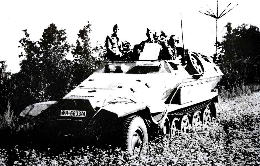 1942年东线苏联战场上的一辆德军Sd.Kfz.251/3(Ausf.B型车体)Ⅱ型半履带装甲通讯指挥车。车厢一侧前面竖有一条2米天线,后面一条是1.8米的星形天线。