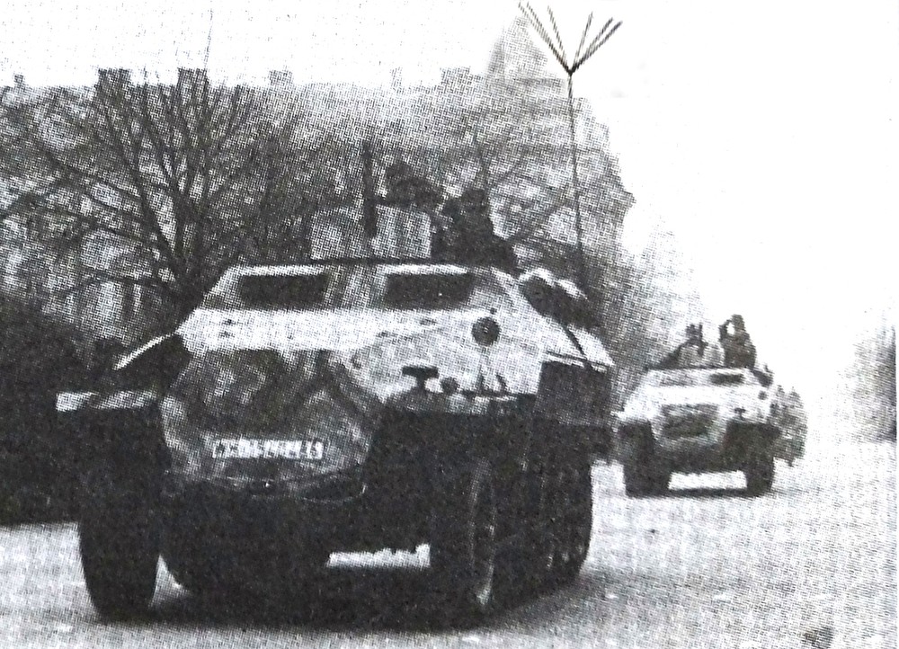 1944年东线战场上的一辆德军Sd.Kfz.251/3(Ausf.D型车体)Ⅱ型半履带装甲通讯指挥车。车厢后面是一条1.8米的星形天线。