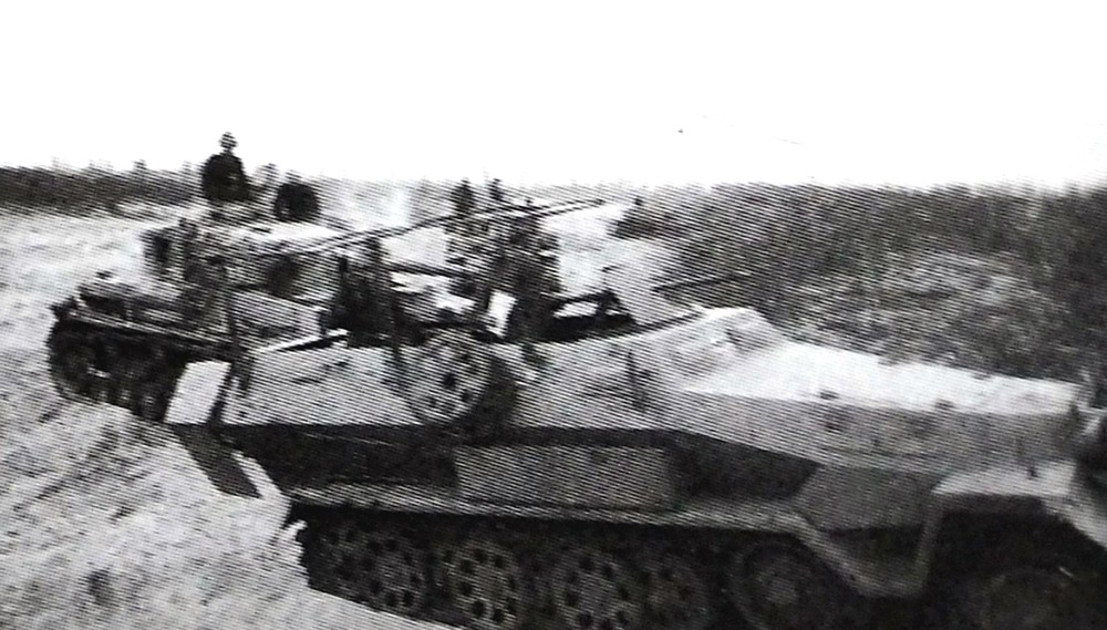 1943年东线苏联战场上的一辆德军Sd.Kfz.251/3(Ausf.A型车体)Ⅲ型半履带装甲通讯指挥车;车厢顶安装的是框形天线,车厢前配置的是7.92毫米MG34型机枪。
