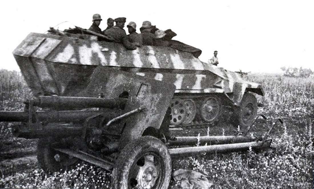 1943年,东线苏联库尔斯克战场上,一辆德军的Sd.Kfz.251/4 Ausf.A型半履带装甲火炮牵引车正驶近一门苏军遗弃的76.5毫米口径Zis-3 M1942型野战炮,准备将其牵引作德军火炮用。