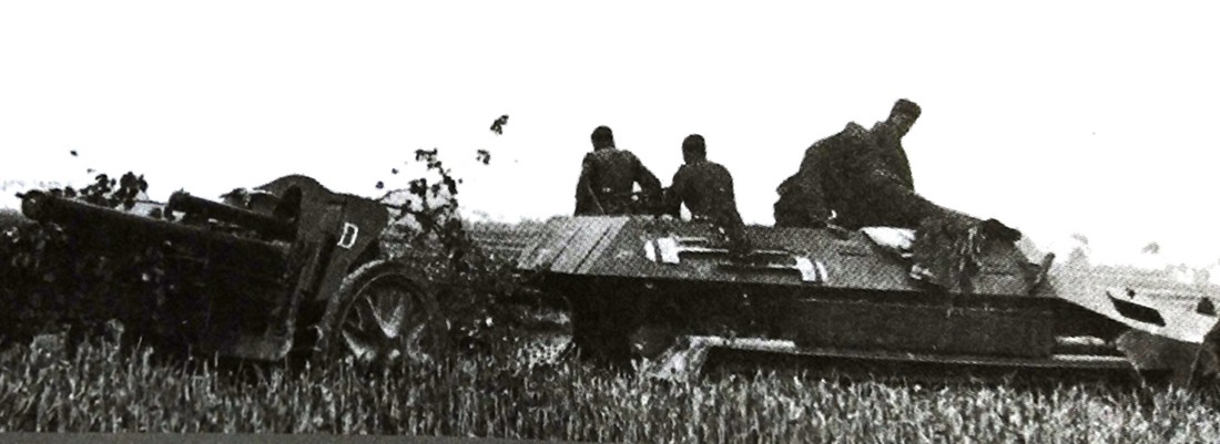 1941年7月,在入侵苏联的「巴巴罗萨」行动中,一辆德军Sd.Kfz.251/4 Ausf.A型半履带装甲火炮牵引车正牵引着一门105毫米LeFH 18型轻榴弹炮在草原上行驶。
