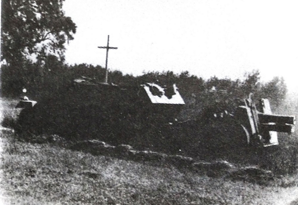 一辆牵引着一门150毫米口径SLG 33型重步兵炮的德军Sd.Kfz.251/4 Ausf.A型半履带装甲火炮牵引车。