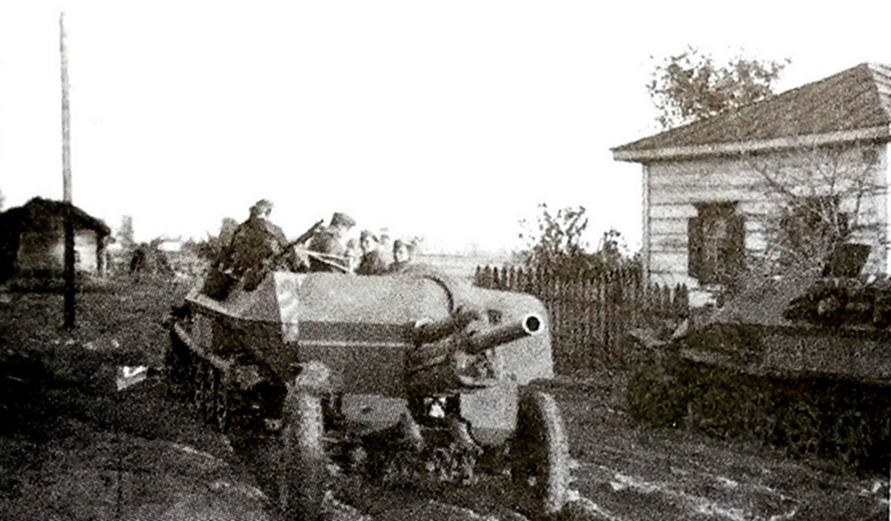 1943年秋天,东线苏联战场,一辆德军Sd.Kfz.251/4型半履带装甲火炮牵引车牵引着一门缴获的苏军76.2毫米口径F22USV M1939型野战炮行驶在农村泥路上。二战中,德军将不少缴获的苏军火炮都装备到自己部队中,该型野战炮被德军命名为Pak-38。