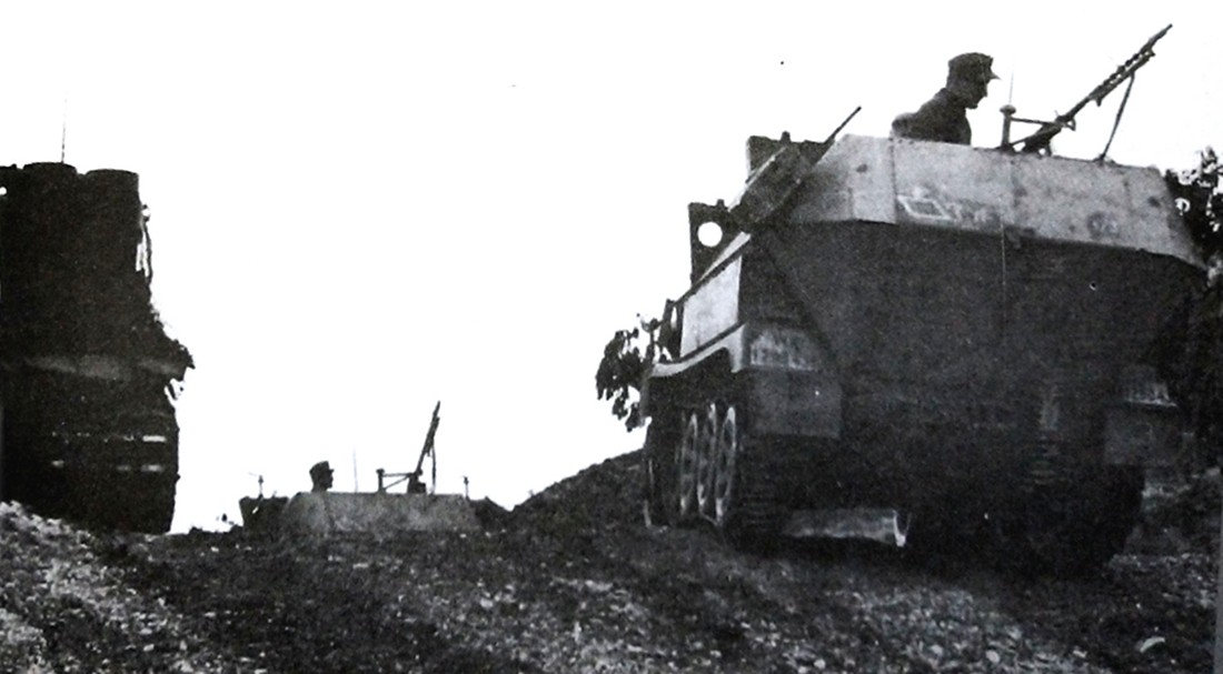 1942年~1943年,东线苏联战场,一辆德军的Sd.Kfz.251/7 Ausf.C型半履带装甲工兵突击车正在跟随坦克部队向前线挺进。注意:该工兵车的行进路崎岖不平,工兵桥应该已卸下应用了。