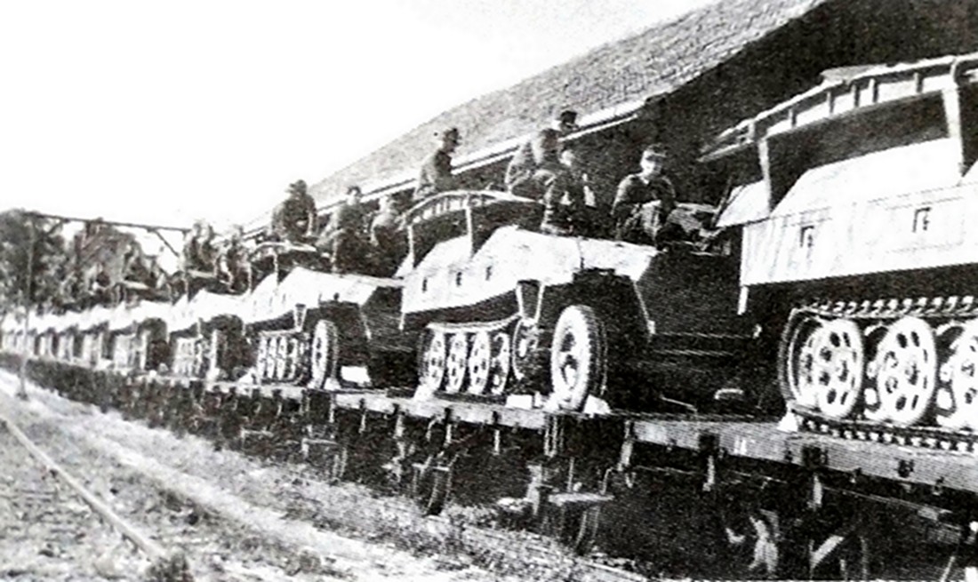 通过铁路运输的一队德军Sd.Kfz.251/7 Ausf.D型半履带装甲工兵突击车,二战后期,有大量D型车体改装的工兵突击车跟随德军坦克部队东征西战。