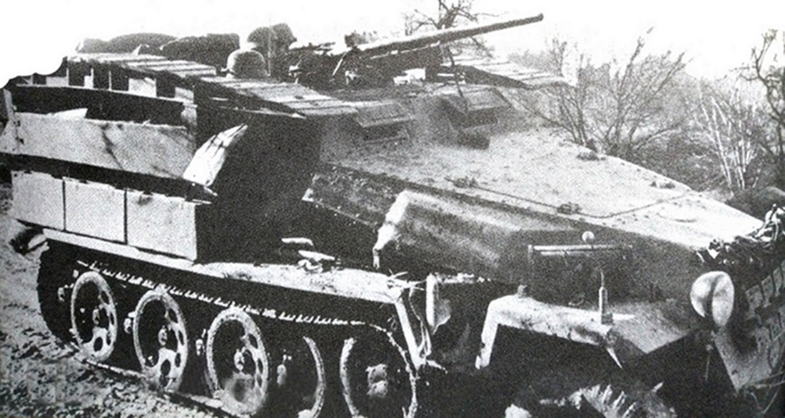 一辆在车上安装了37毫米反坦克炮的德军Sd.Kfz.251/7 Ausf.D型半履带装甲工兵突击车。因为车上工兵经常要下车在战场上冒着敌方的火力作排碍作业,因此37炮可为他们提供更强大的火力掩护。