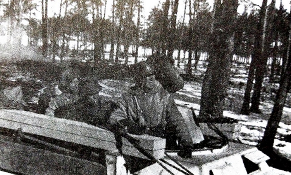 1943年,东线苏联战场,一辆在树林中的德军Sd.Kfz.251/7 Ausf.D型半履带装甲工兵突击车,车上没有搭载工兵桥,车上的工兵旁边放有探雷器,应该是准备在林中作探雷作业为坦克开辟通道。