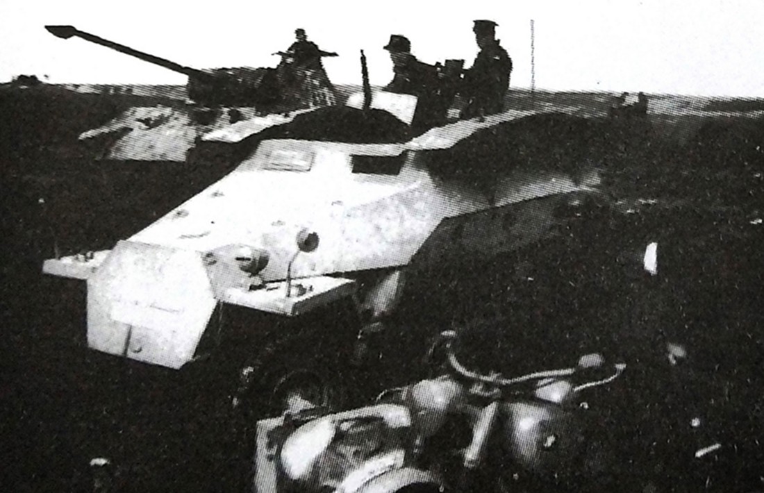 1944年春天,西线战场,一辆德军Sd.Kfz.251/7 Ausf.D型半履带装甲工兵突击车正与一辆德军虎式重型坦克一起。该工兵车安装了电台与天线,所以也有称之为工兵通讯车。