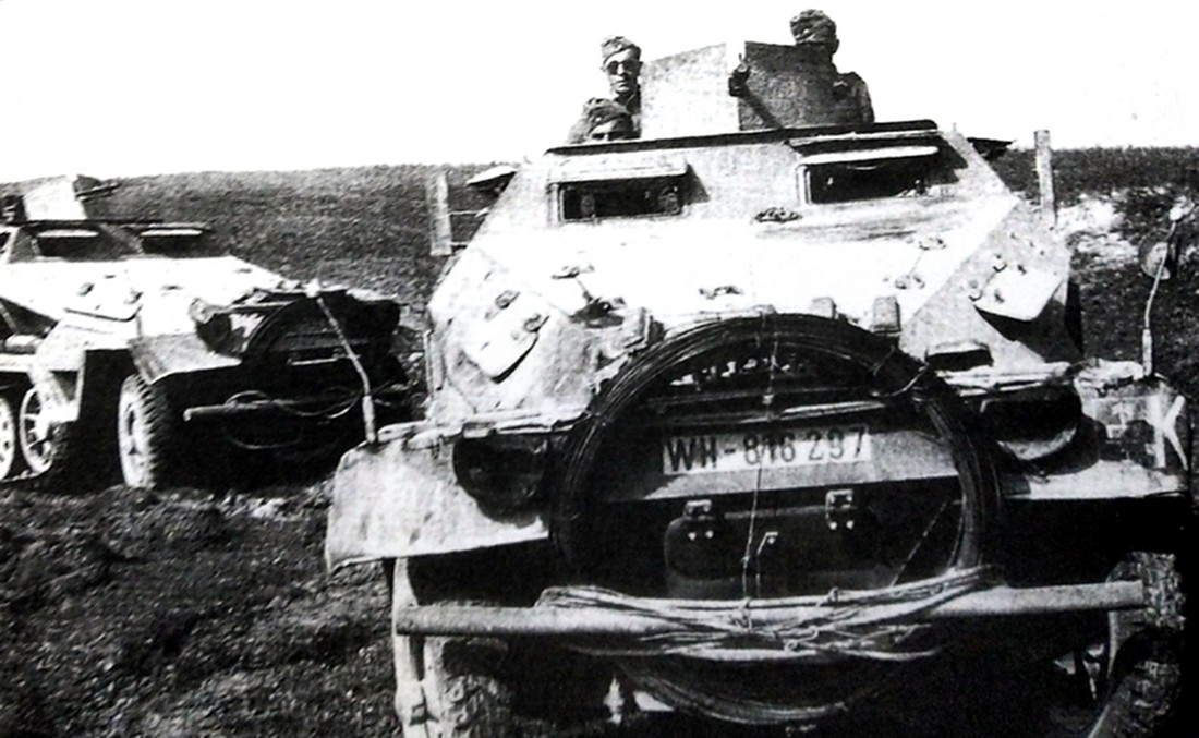 二战初期,行进在东线苏联战场上2辆用251 B型车体改装的德军Sd.Kfz.251/5 Ausf.B型半履带装甲工兵运输车,车上都安装有一挺前置的MG34机枪,车头前还捆绑着一些线缆。