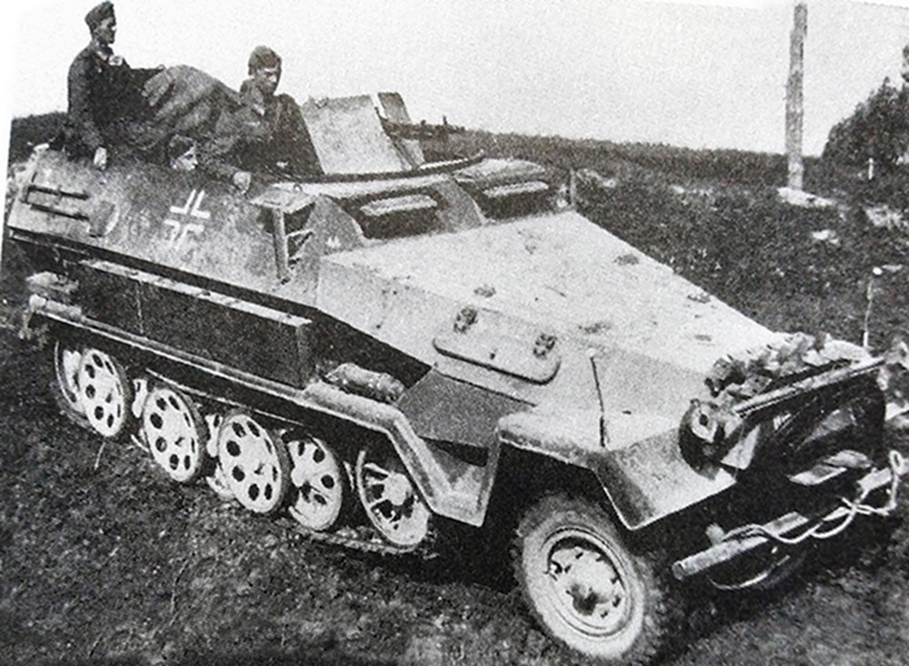 二战初期,东线苏联战场,德军一辆Sd.Kfz.251/5 Ausf.B型半履带装甲工兵运输车。注意:251/5型车是没有搭载工兵桥的,铁锹等工兵器械也是捆绑在车厢外。