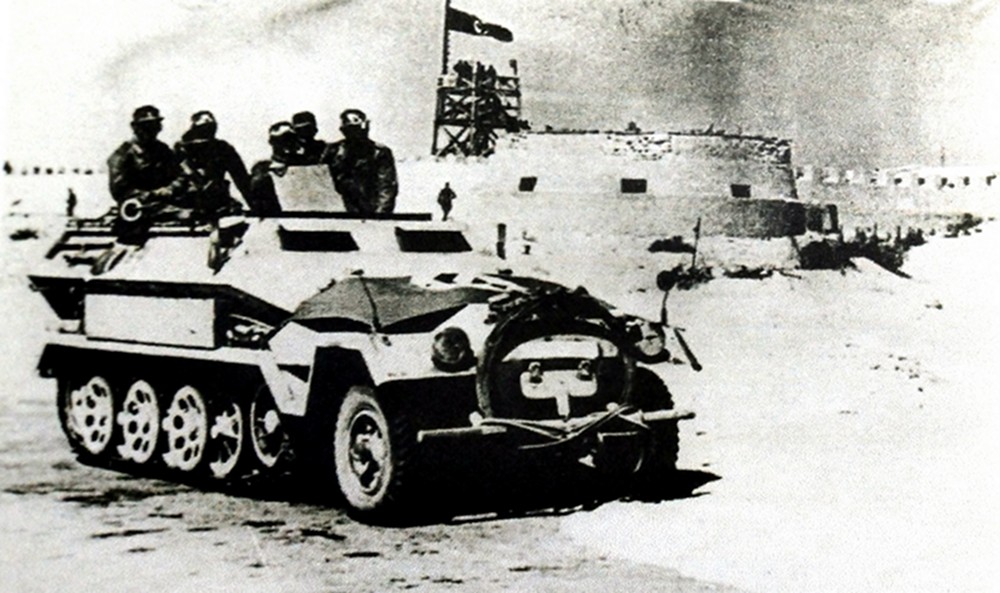 1942年春天,非洲战场利比亚地区,隶属德军第21装甲师第200先锋营的一辆Sd.Kfz.251/5 Ausf.B型半履带装甲工兵运输车正在防区中行驶。